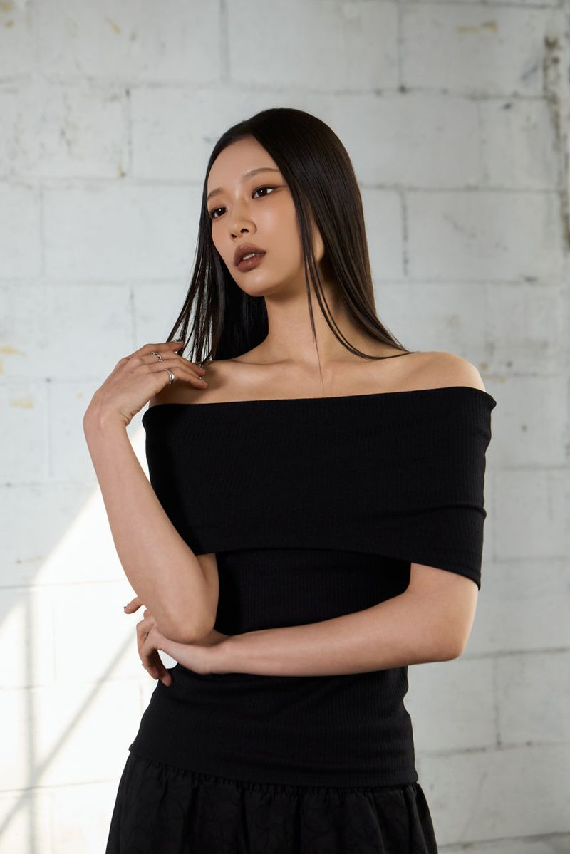 Drape Off-Shoulder T-Shirt - Black