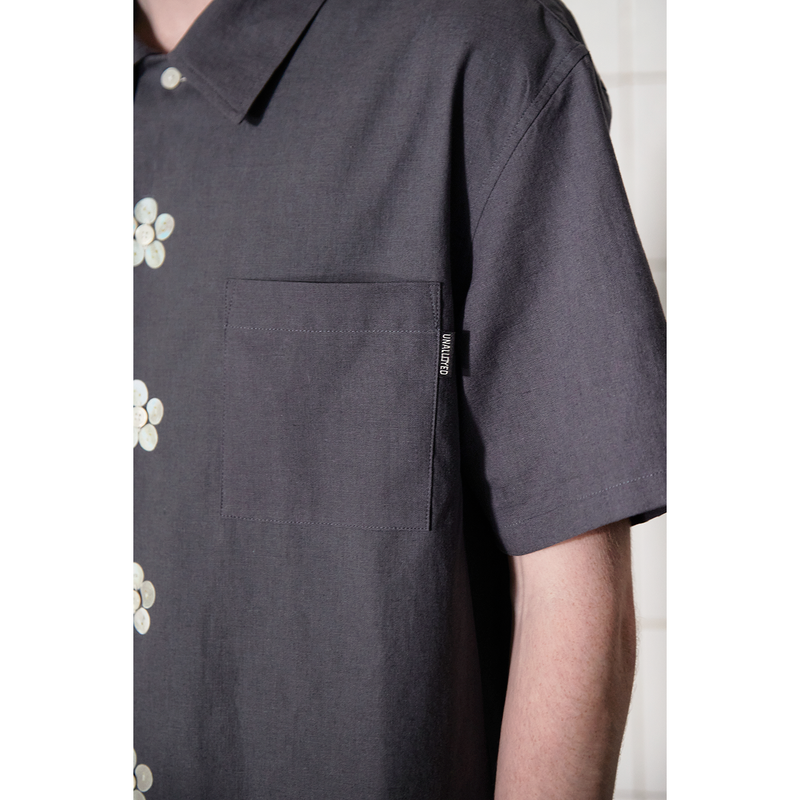 BUTTON FLOWER HALF SHIRT / CHARCOAL