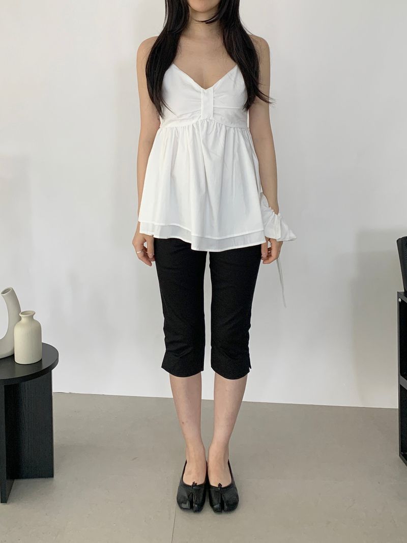ROIA(ロイア)の「Neka Slit Three-quarter Capri Pants(Pants)」
