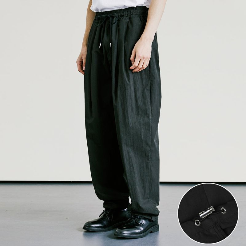 KND（ケイエンド）の「NYLON 2WAY WIDE CURVE FIT BANDING PANTS BLACK（Pants）」