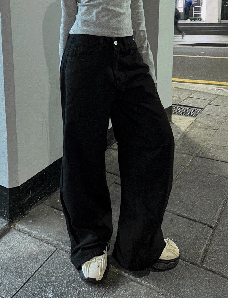 Two-button strap wide pants