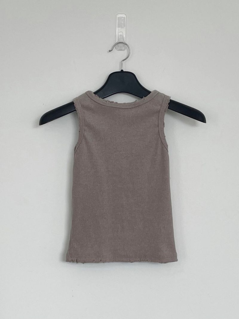 Wins sleeveless
