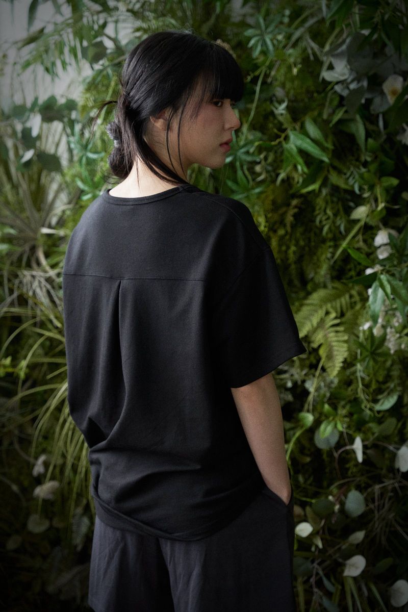 ESSENTIAL PLEAT U-NECK 1/2 TEE (Black)