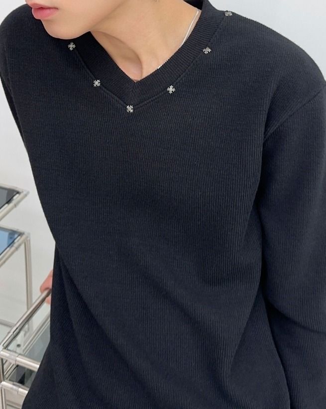 Cross Rivet V-neck Knit