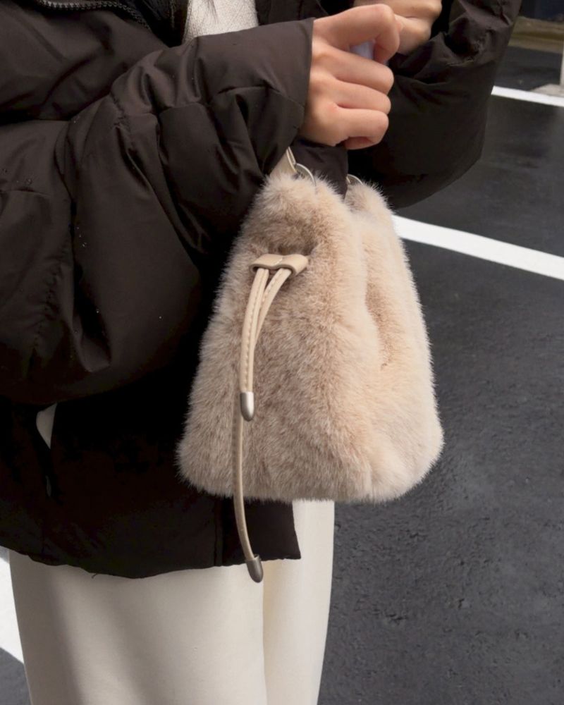 Sne Fur String bag