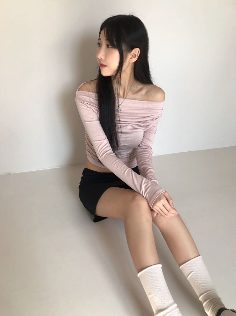 Kitten（キッテン）の「ユーエルボートネックシャーリング長袖Tシャツ（トップス）」