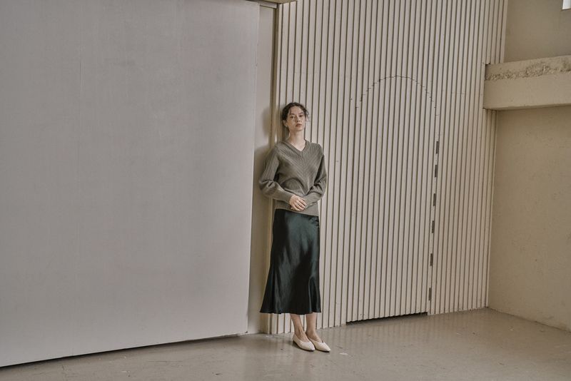 RIBBED V-KNIT TOP_L.GREEN