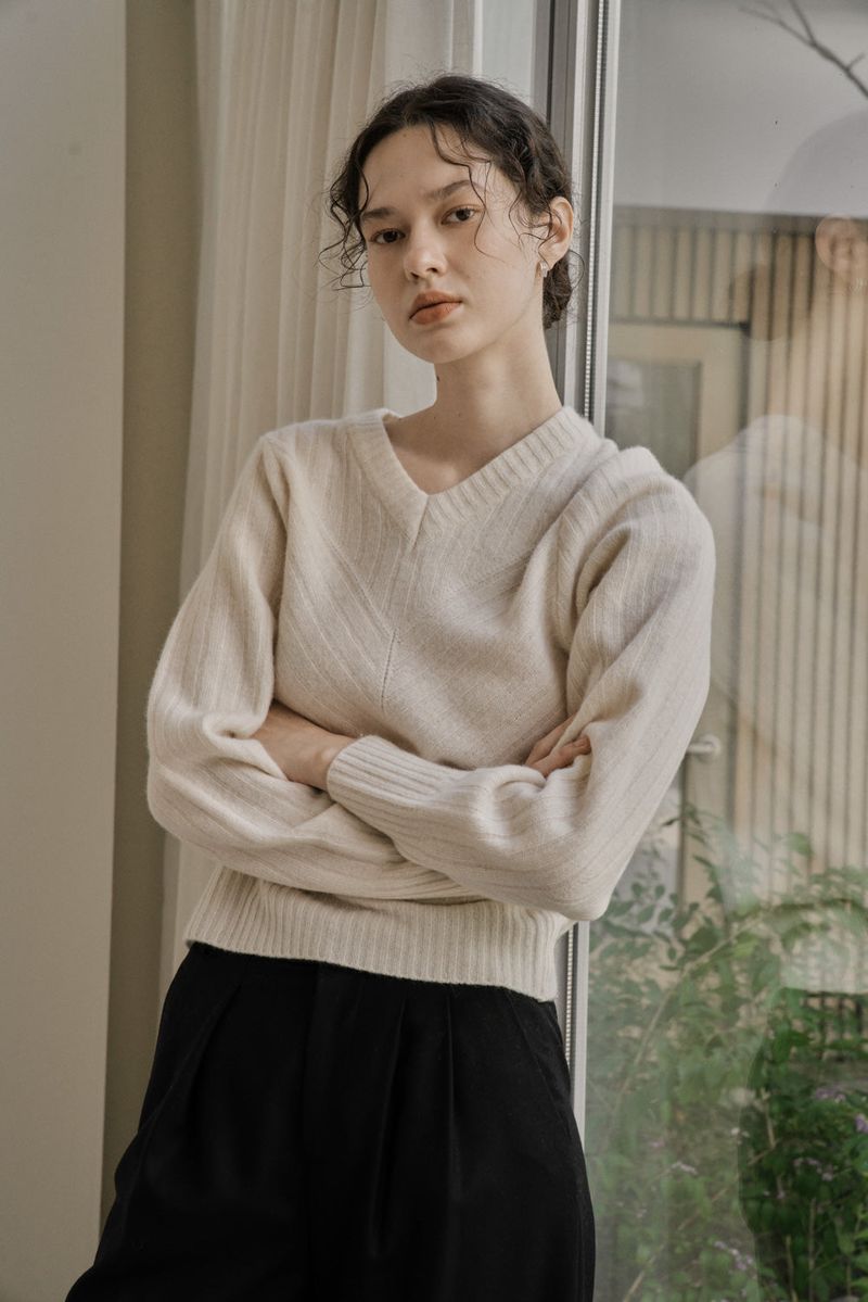 RIBBED V-KNIT TOP_IVORY