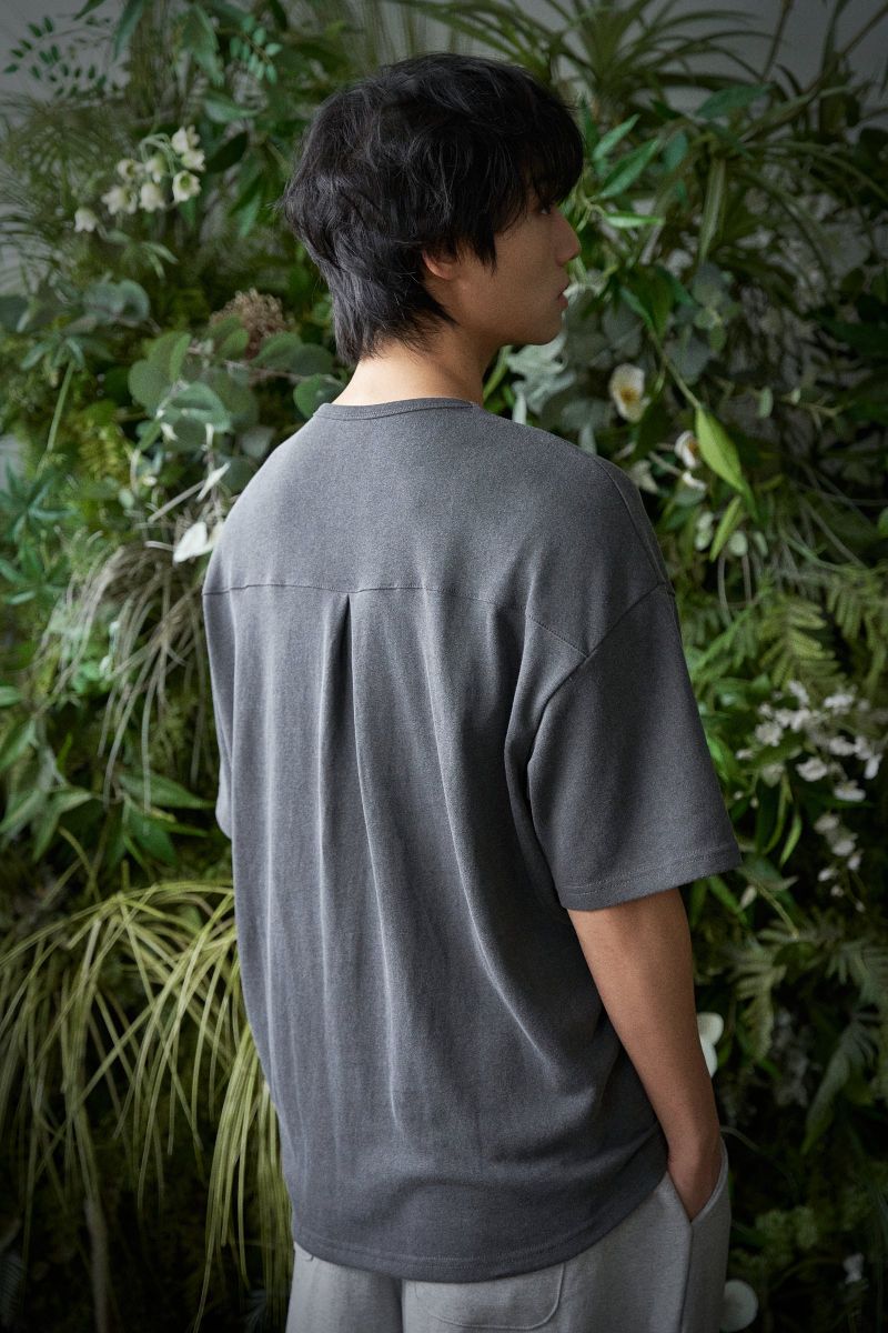 ESSENTIAL PLEAT U-NECK 1/2 TEE (Charcoal)