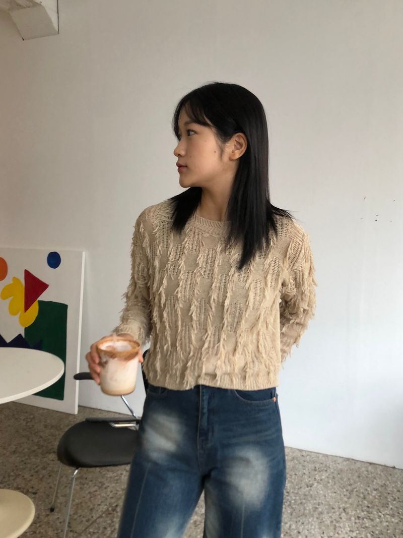 Freewheeling tassel round knit