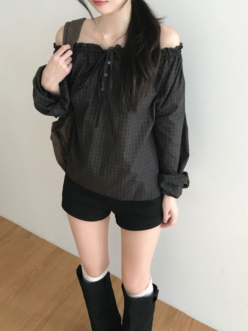Kitten（キッテン）の「Dear button off-shoulder blouse (2 colors)（Tops）」