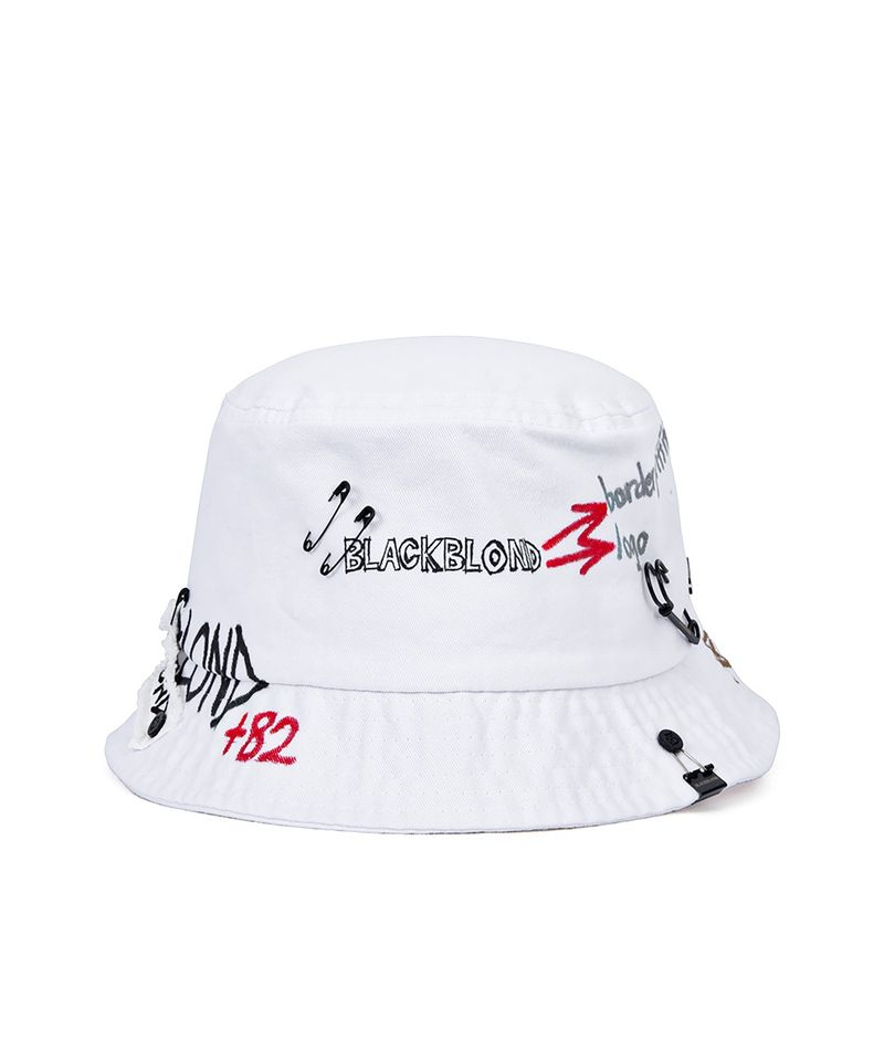 BLACKBLOND（ブラックブロンド）の「BBD Border Graffiti Logo Bucket Hat Custom Ver. (White)（Hats）」