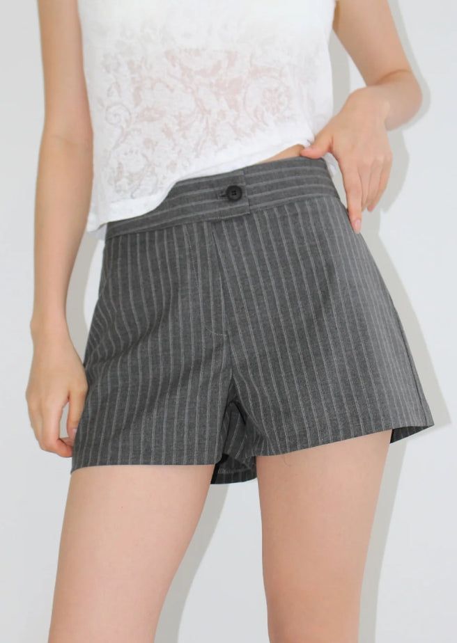 AAKE（アケ）の「PINSTRIPE SHORT SLACKS（Pants）」
