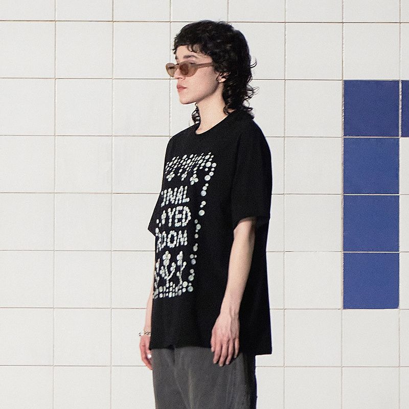 BUTTON LOGO T SHIRT / BLACK