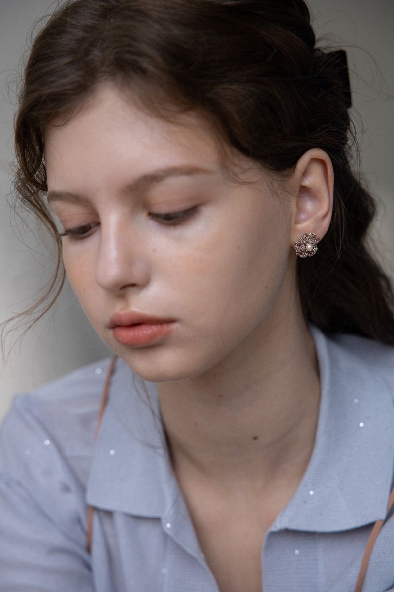 Gleaming knit flower earring (Mocha)