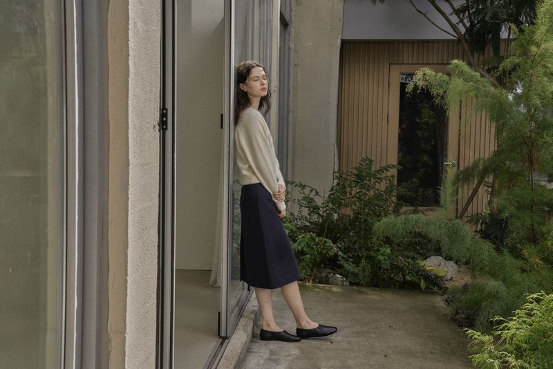 V BUTTON CARDIGAN_IVORY