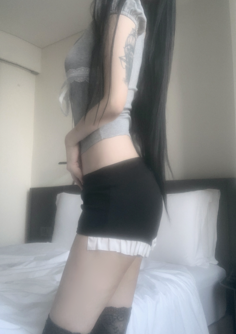 Tinker Lace Low-Rise Shorts (black)