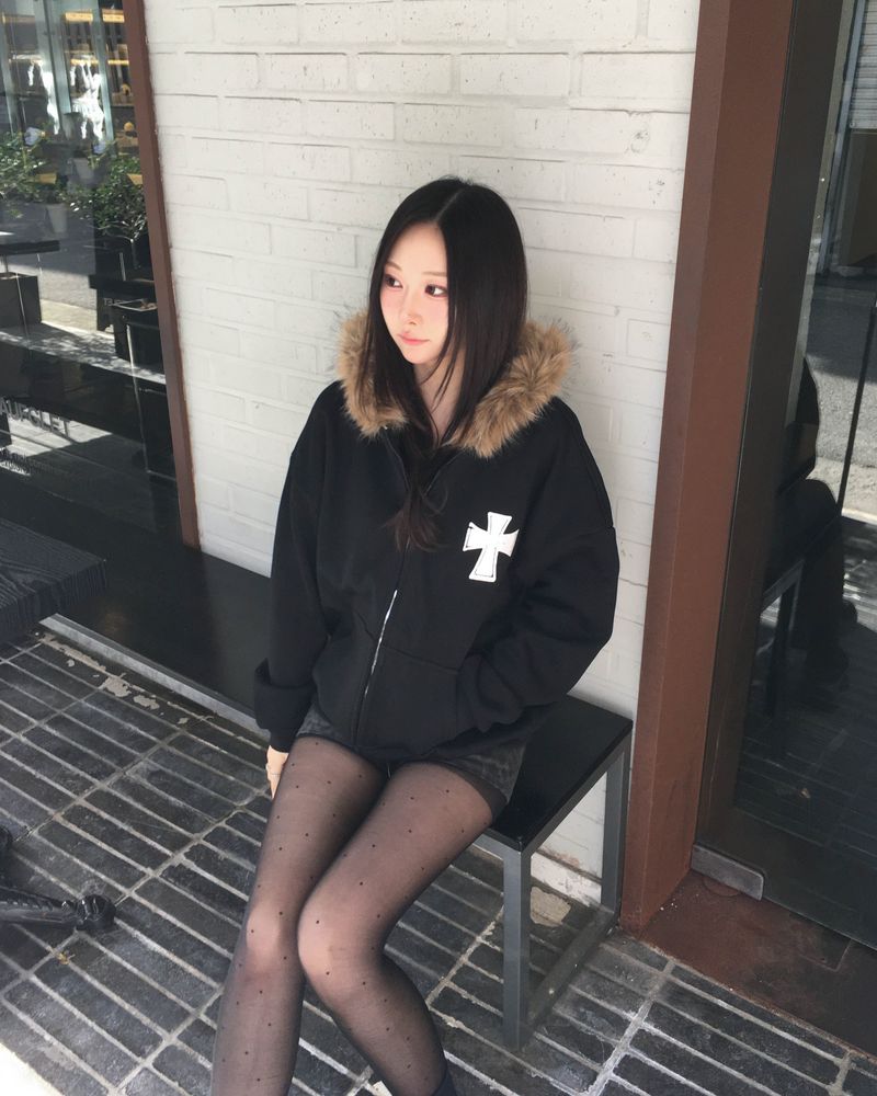Cross fur hood jumper