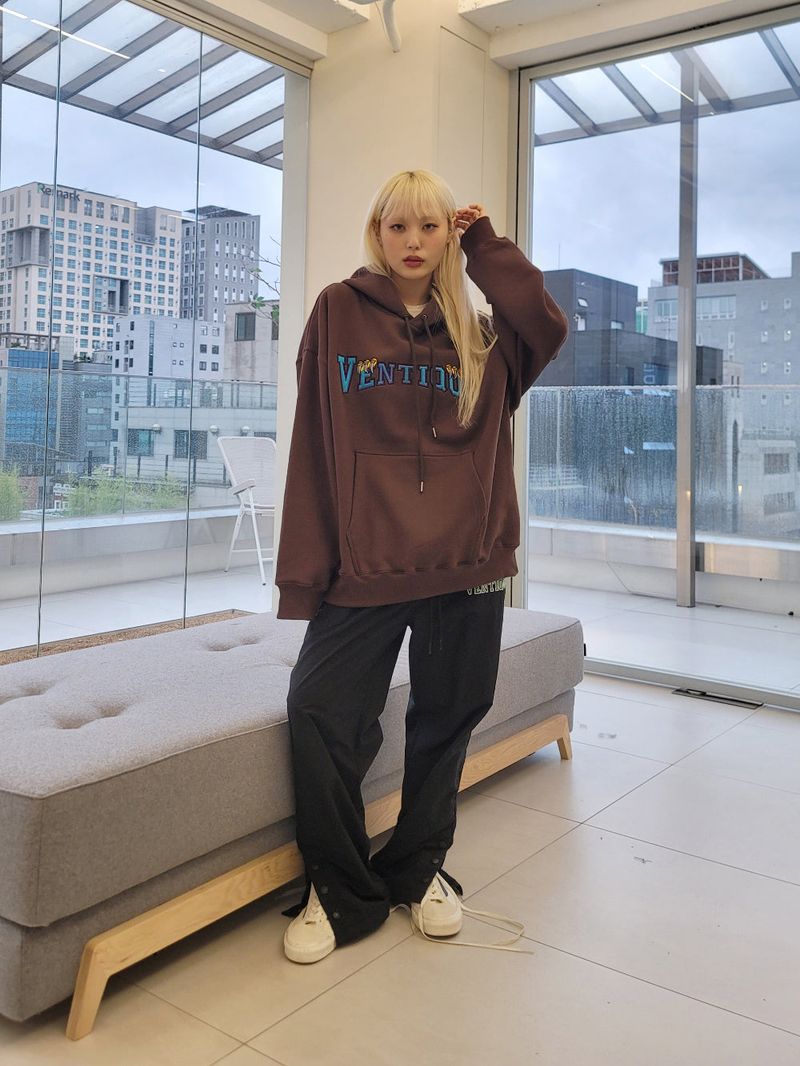 VENTIQUE(ベンティーク)の「VENTIQUE Toenail embroidery fleece hood 4color(Tops)」