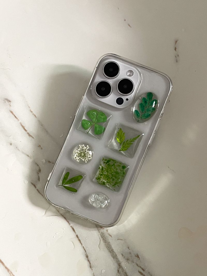  [made] Plant Book Clover Leaf Phone Case