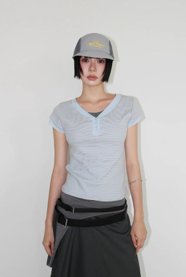 AAKE(アケ)の「V-BUTTON STRIPE TEE(Tops)」