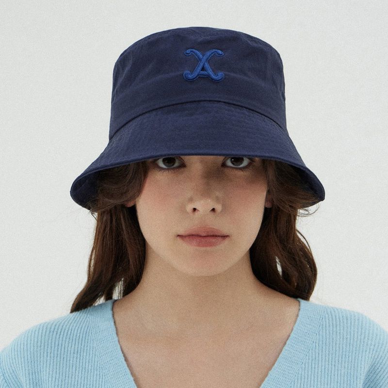 VARZAR（バザール）の「VA カーブロゴ ナイロン バケットハット   / Navy（帽子）」