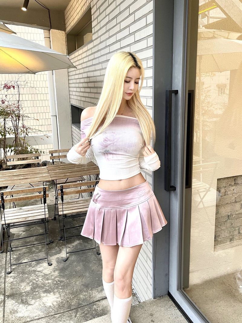 1447. Rose gradation off-shoulder T