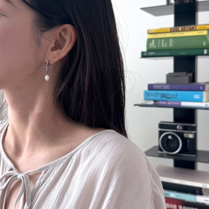 Pearl drop earring