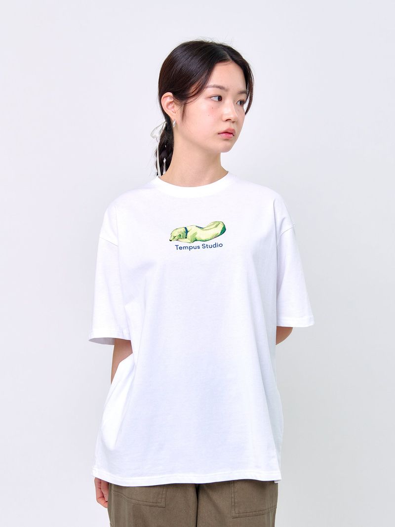 TEMPUSSTUDIO（テンプススタジオ）の「ライイングドッグTシャツ_ホワイト（トップス）」
