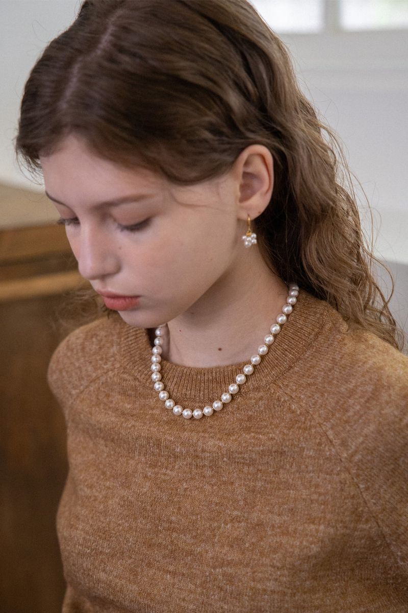 Voluminous white pearl necklace
