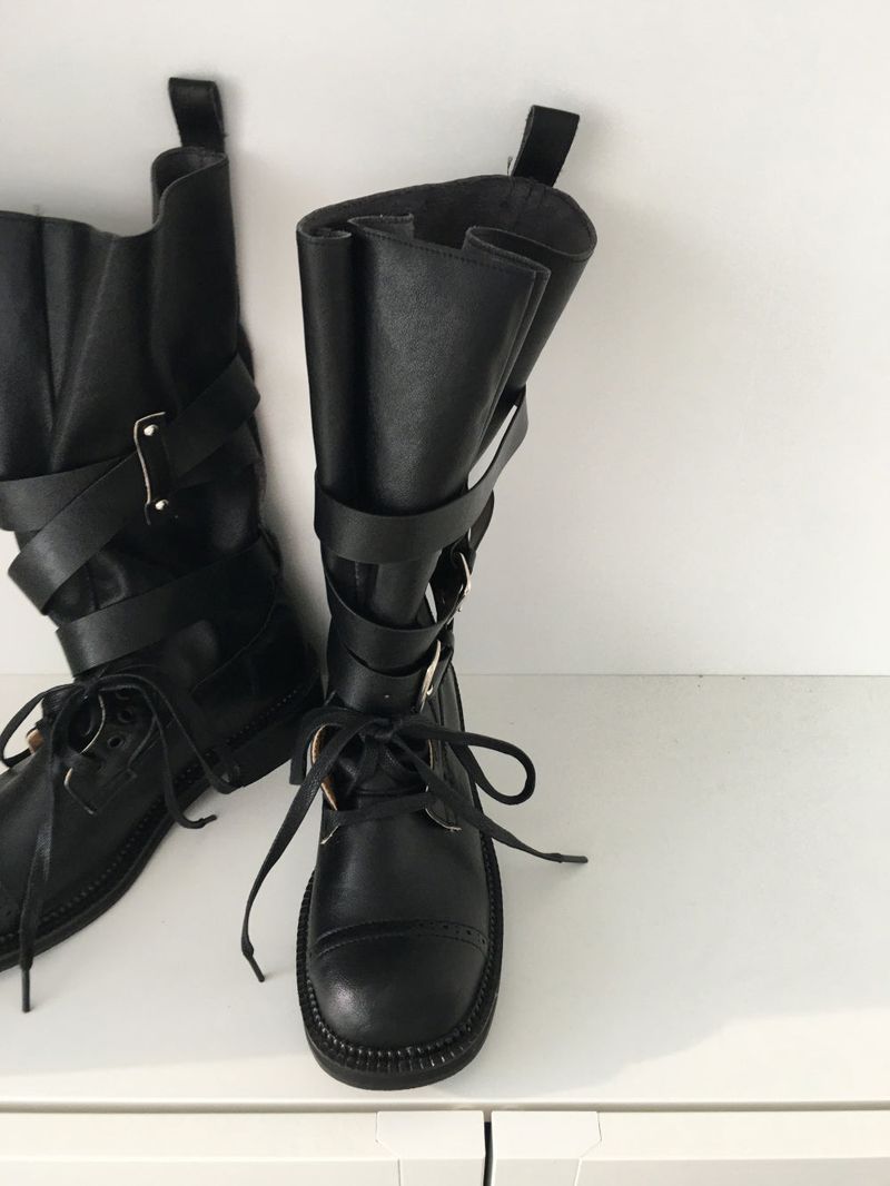 Lace-up half buckle boots