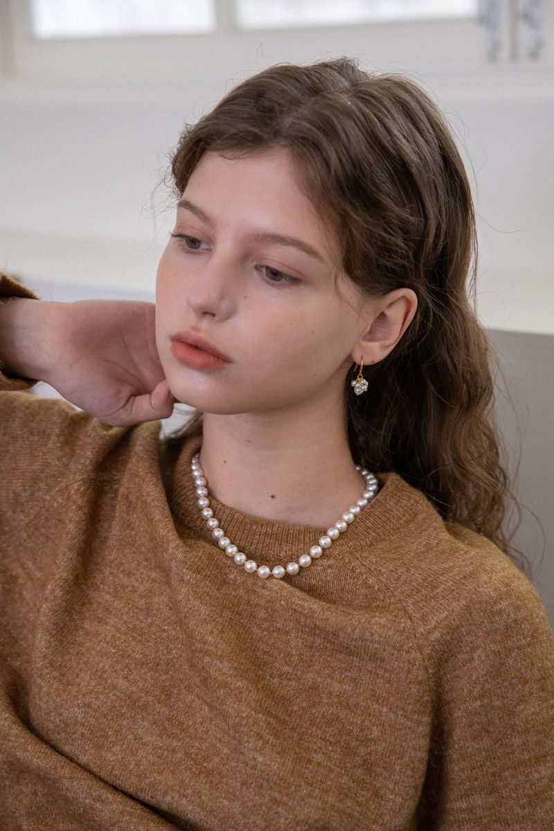 Voluminous white pearl necklace