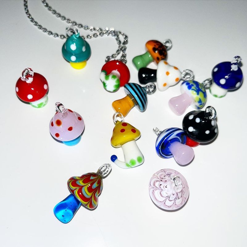 Trippy mushroom keychain