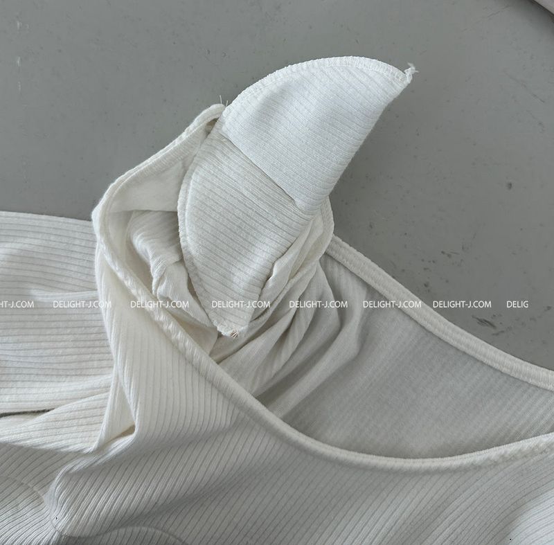 Slit Deep U-Neck Shoulder Pad T-Shirt