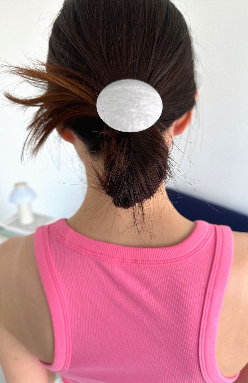 geegee（ジジ）の「ムーンアクリリックヘアストラップ（ヘアアクセサリー）」