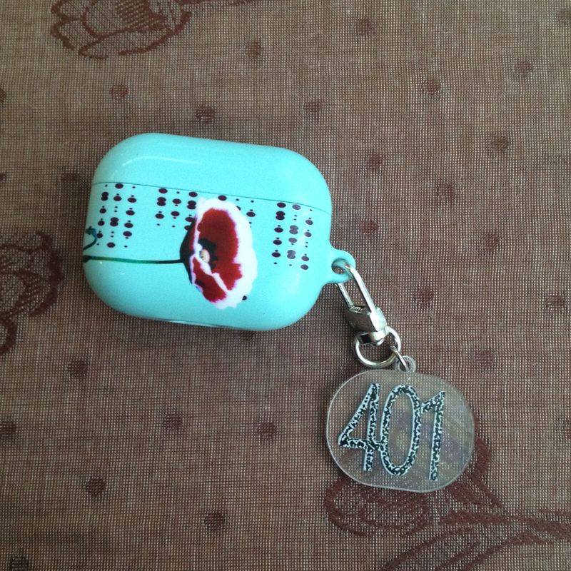 hasroom（hasroom）の「ビビ401 エアポッズケース (keyring set)（スマホグッズ/小物）」