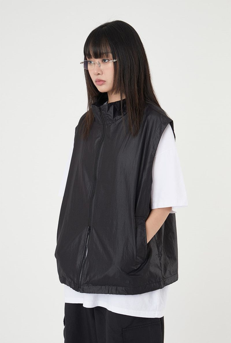 Raucohouse（ラウコハウス）の「グロッシーナイロンハーフネック2ウェイベストジップアップ（ジャケット/アウター）」