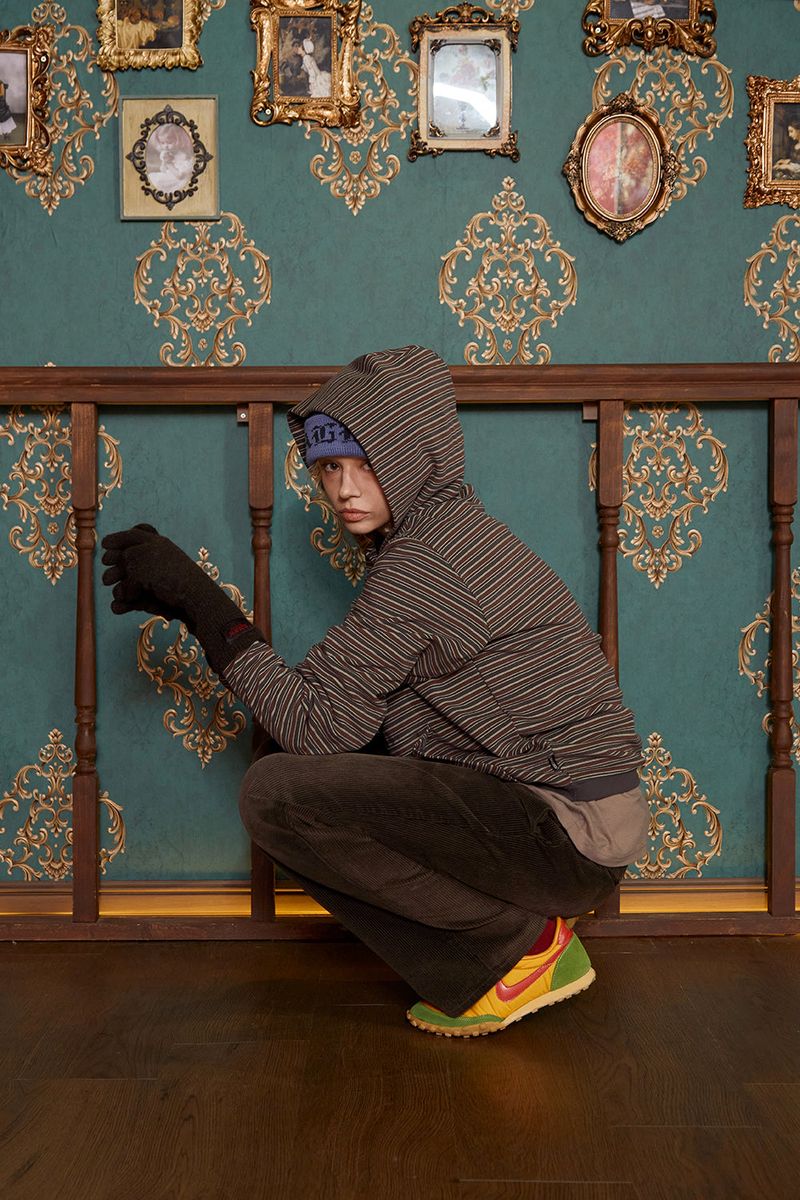 STRIPE LOGO HOODIE / CHARCOAL