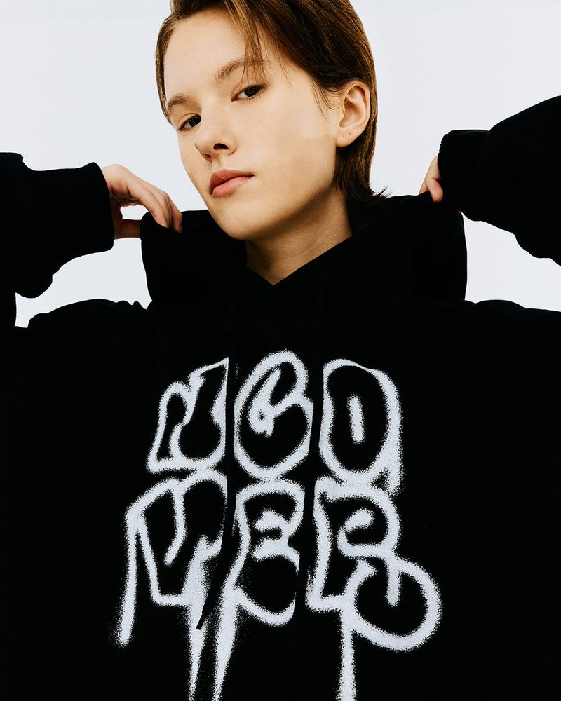 ROUND TYPO SPRAY HOODIE-BLACK