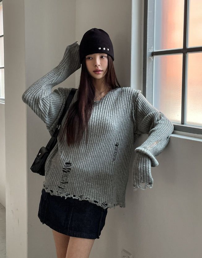 Reverse damage V-neck knitwear