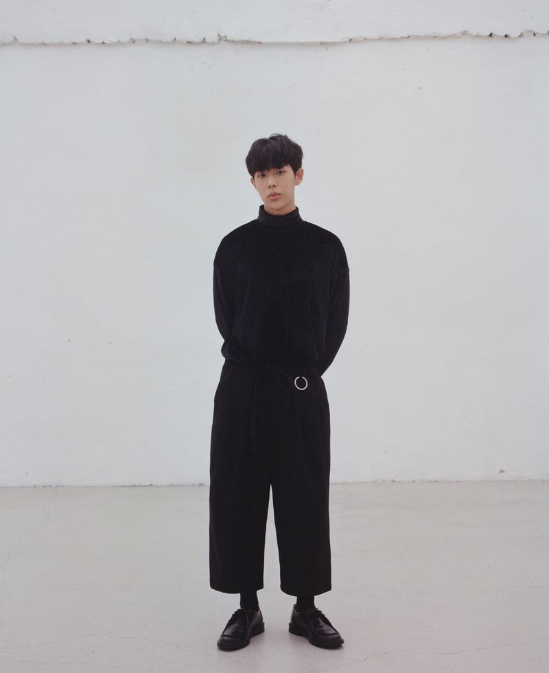 HOUNDS-TOOTH VELVET TURTLE-NECK TEE (Black)