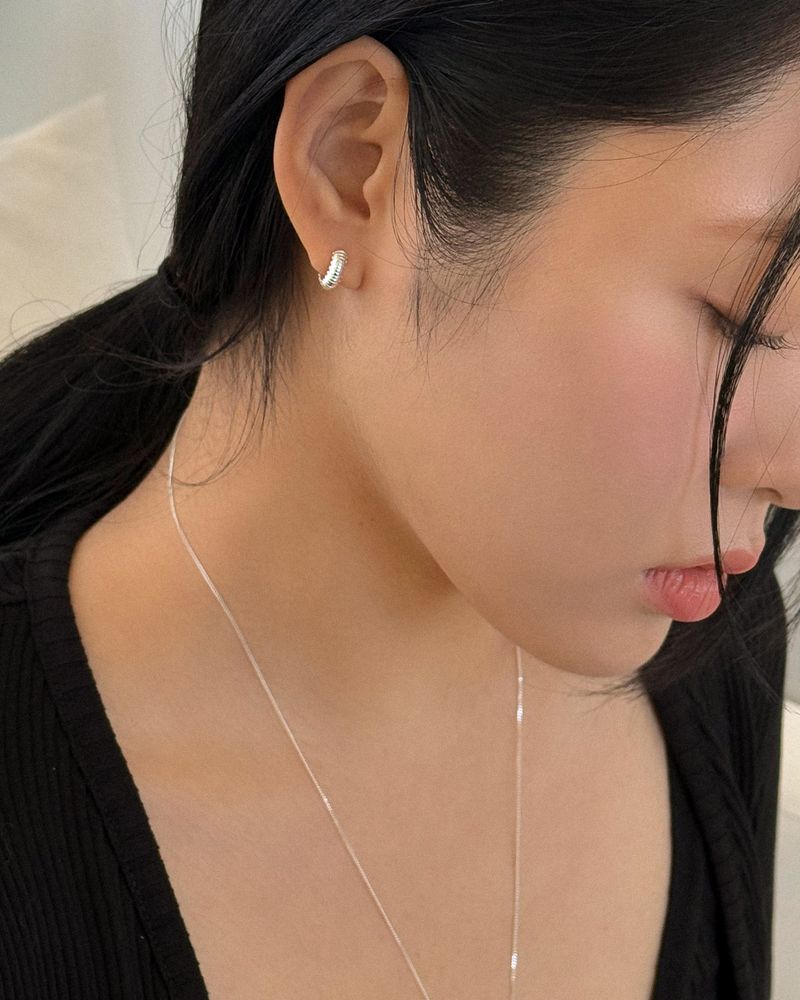 mattoi（マットゥア）の「レイヤーオブUピアス (シルバー)（アクセサリー）」