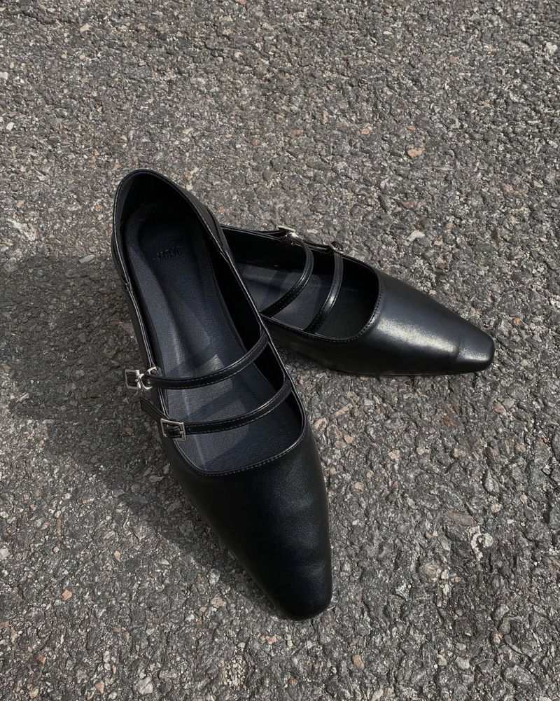Strap flat shoes