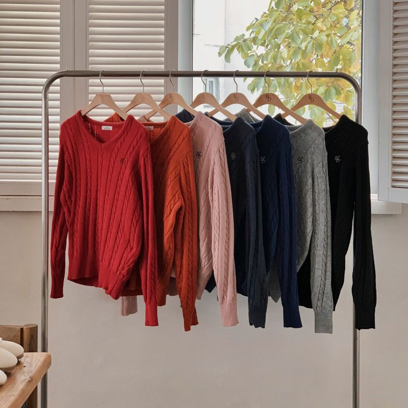 [BELLIDE MADE] Crayon Twisted V-neck Embroidered Cable Knit