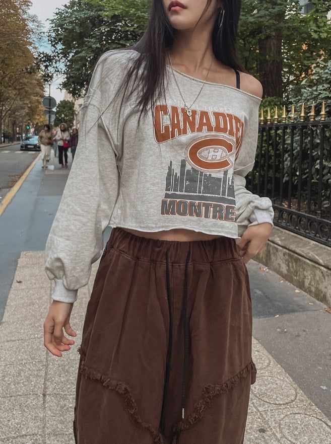 Mont cutting off-shoulder cropped sweatshirt