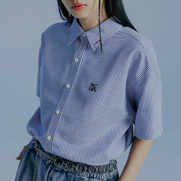 ROMANTIC CROWN(ロマンティッククラウン)の「RECENT LOGO STRIPE HALF SHIRT_NAVY(Tops)」
