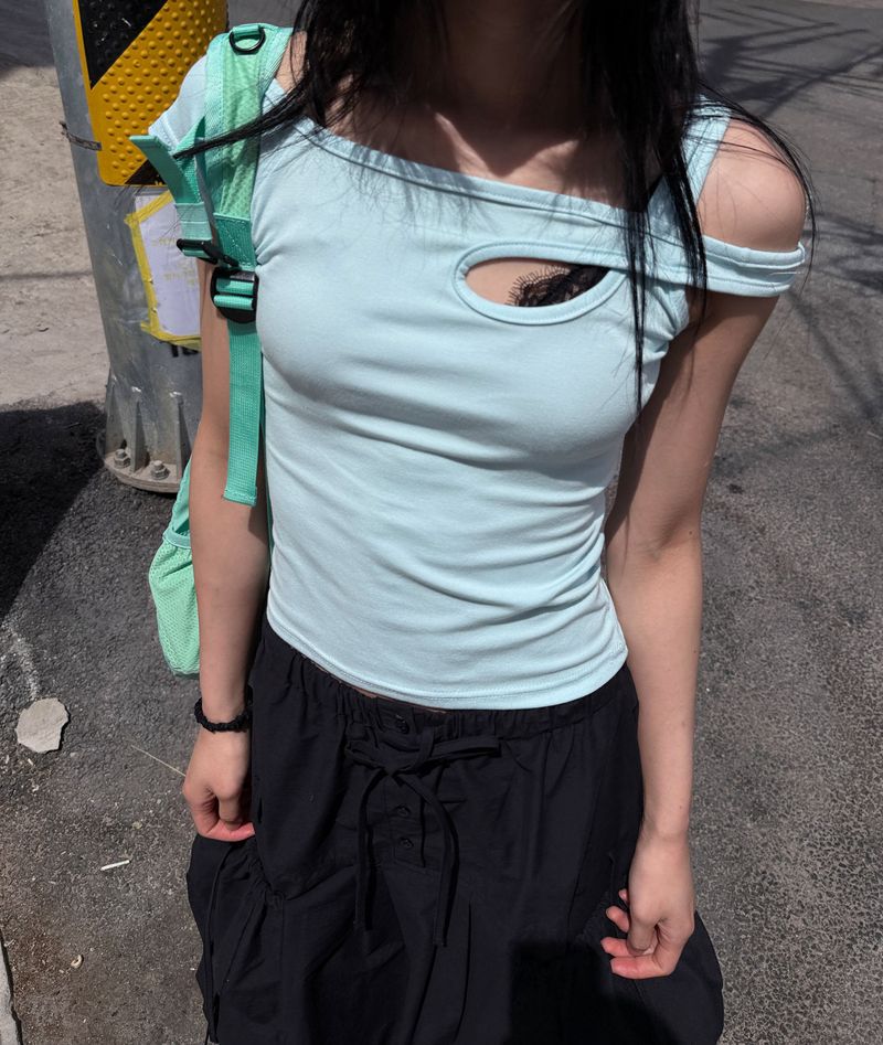 WOOHWA（ウファ）の「カットアウトストラップTシャツ（トップス）」