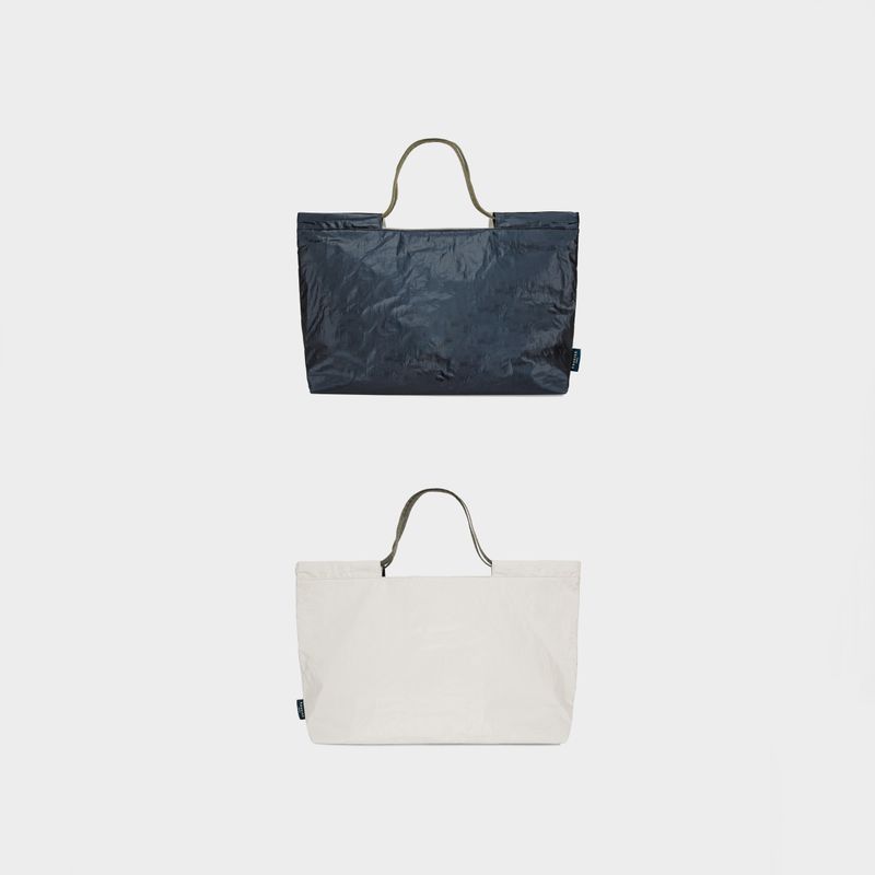 BASKISS(バスキス)の「TYVEK FLEXIBLE BAG - Indigo Blue & Light Gray (MEDIUM)(Bags)」