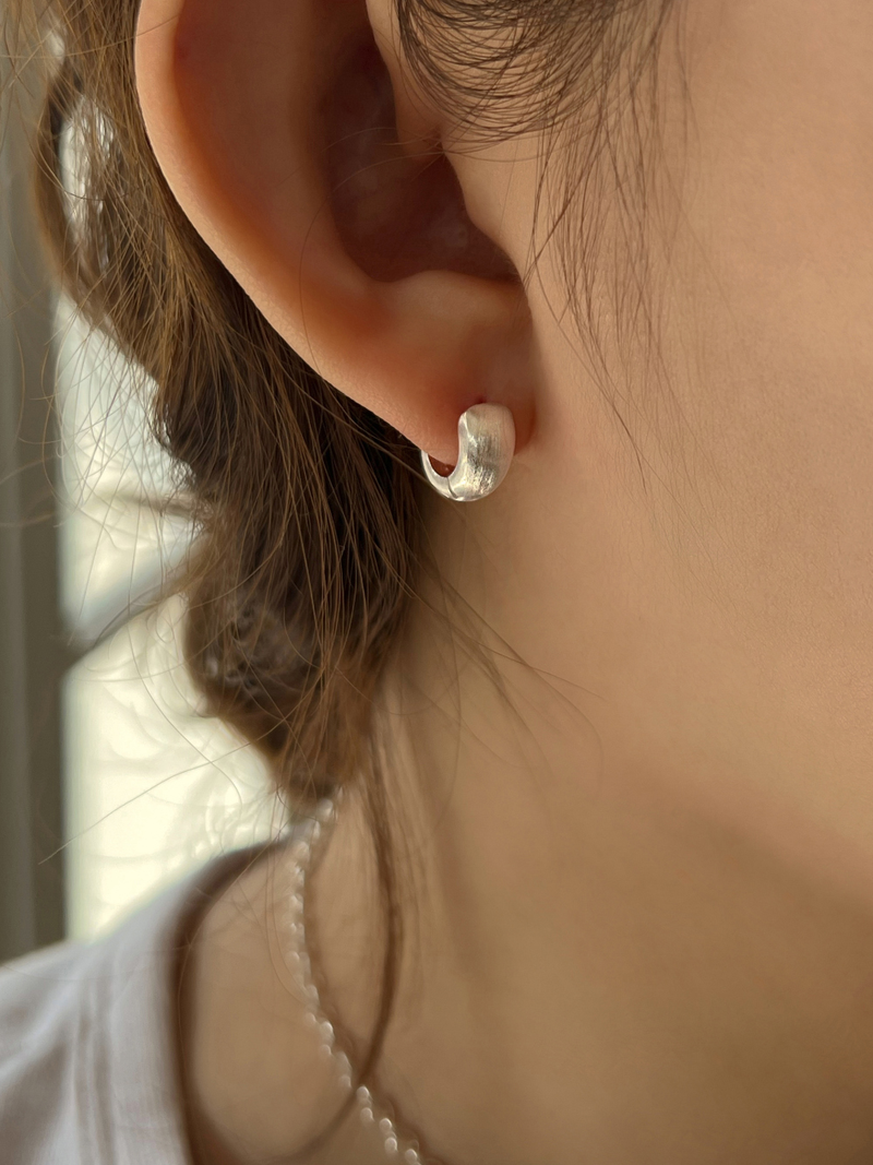 Pale earring (silver)