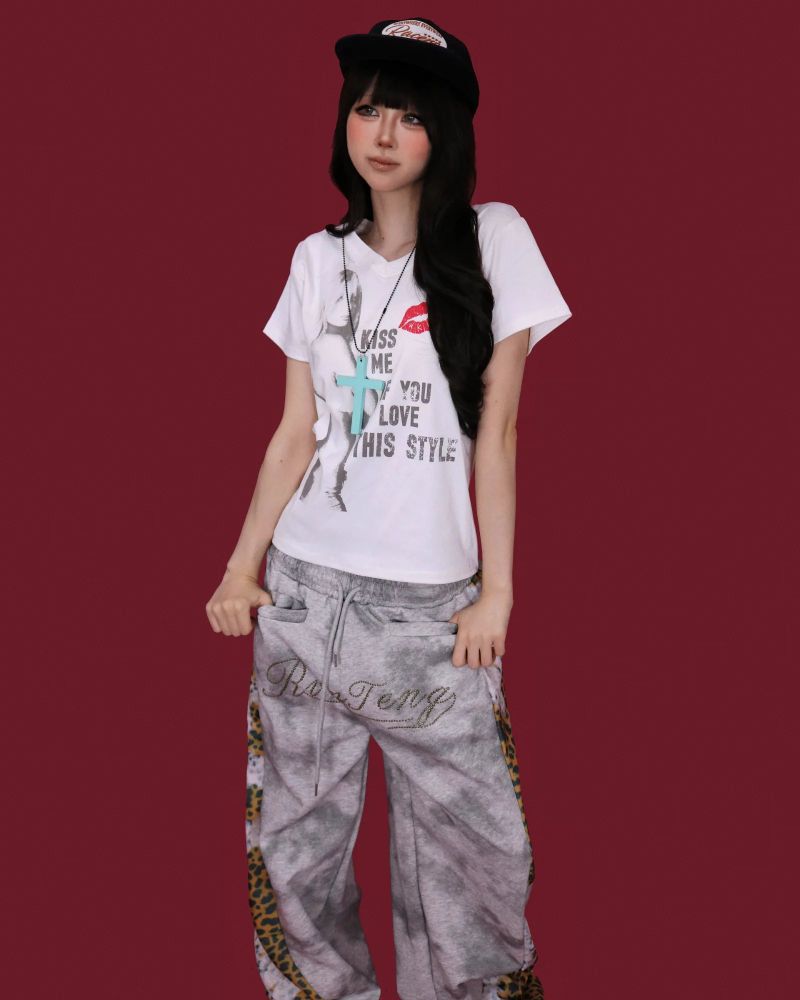 kiss me! v-neck T